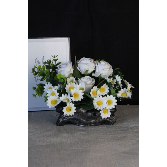 Çiçek Taş Saksı Gümüş Gölgeli 4 Adet Beyaz Güller&20 Başlıklı Papatyalar Yapay Yeşilliklerle Sarılı
