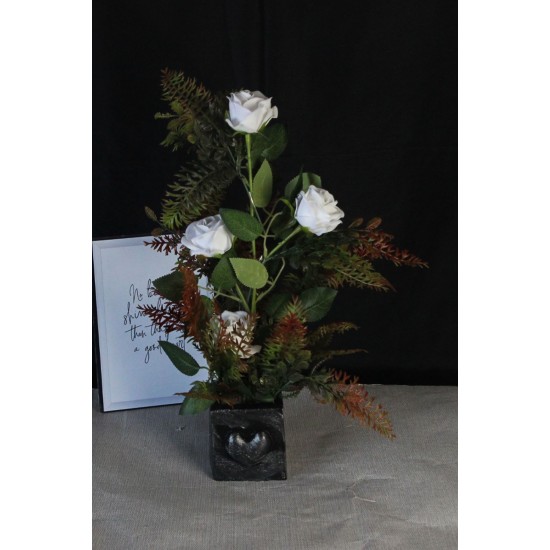 Çiçek Taş Gümüş Gölgeli Saksı Kalpli Beyaz Yapay Güller 4 Adet Yeşilliklerle Çevrili