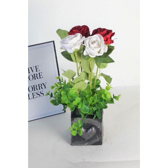 Çiçek Taş Gümüş Gölgeli Saksı Kalp Desenli Beyaz & Kırmızı Güller 4 Adet Yeşilliklerle Çevrili Yapay