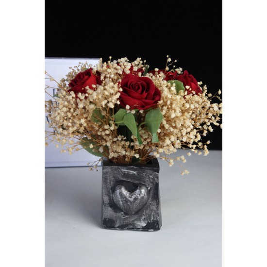 Çİçek Taş Gümüş Gölgeli Kalpli Saksı Kırmızı Güller 7 Adet Yapay Çipsolarla Sarılı