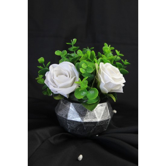 Çiçek Taş Gümüş Gölgeli Saksı Beyaz Güller 3 Adet Yeşilliklerle Çevrili