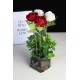 Çiçek Taş Gold Gölgeli Saksı Kalp Desenli Beyaz & Kırmızı Güller 4 Adet Yeşilliklerle Çevrili Yapay