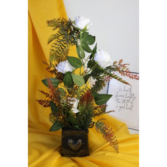Çiçek Taş Gold Gölgeli Saksı Kalpli Beyaz Yapay Güller 4 Adet Yeşilliklerle Çevrili