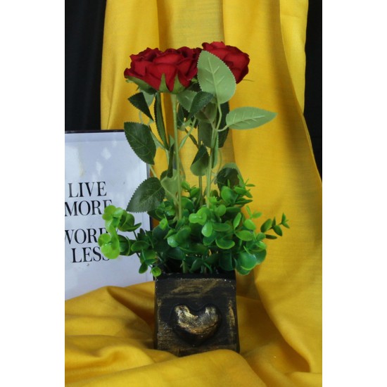 Çiçek Taş Gold Gölgeli Saksı Kalp Desenli Kırmızı Güller 4 Adet Yeşil Çiçeklerle Çevrili Yapay
