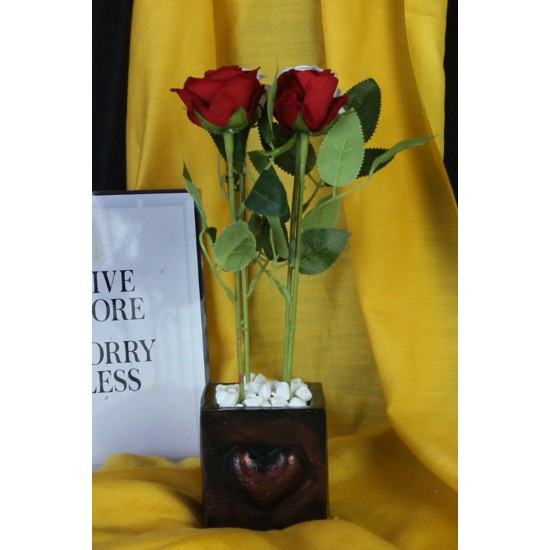 Çiçek Taş Rose Gölgeli Saksı Kalp Desenli Beyaz & Kırmızı Güller 4  Yapay Adet Yeşilliklerle Çevrili