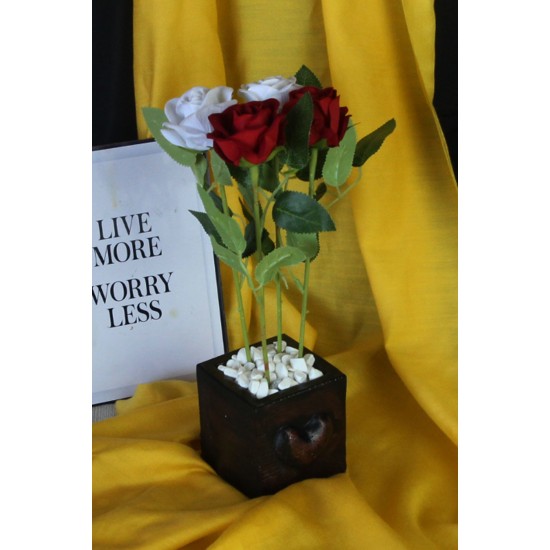 Çiçek Taş Rose Gölgeli Saksı Kalp Desenli Beyaz & Kırmızı Güller 4  Yapay Adet Yeşilliklerle Çevrili