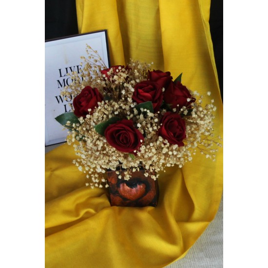 Çİçek Taş Rose Gölgeli Kalpli Saksı Kırmızı Güller 7 Adet Yapay Çipsolarla Sarılı