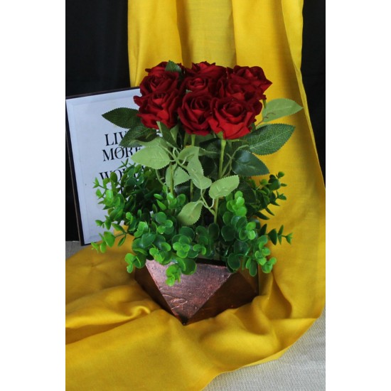 Çiçek Taş Rose Gölgeli Saksı Kırmızı Güller 9 Adet Yeşil Çiçeklerle Sarılı