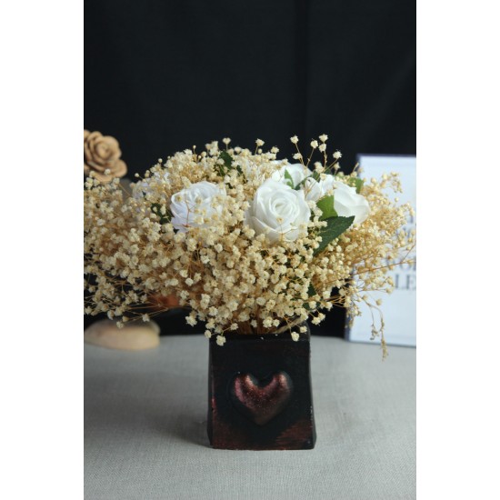 Çiçek Taş Kalpli Rose Gölgeli Saksı Beyaz Güller 7 Adet Yapay Çipsolarla Sarılı