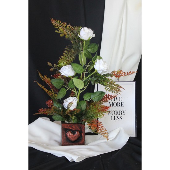Çiçek Taş Rose Gölgeli Saksı Kalpli Beyaz Yapay Güller 4 Adet Yeşilliklerle Çevrili