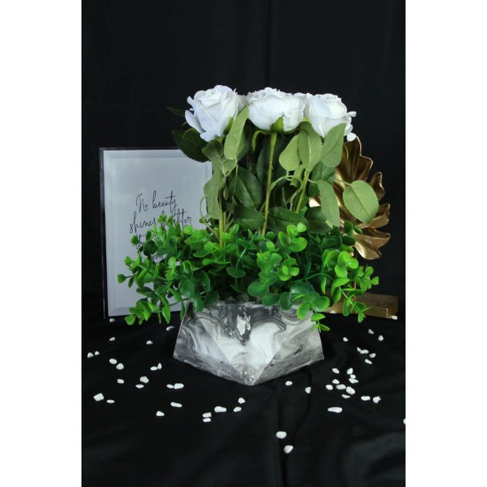 Çiçek Taş Saksı Beyaz Güller 9 Adet Yeşil Çiçeklerle Sarılı  Yapay Sevgiliye Hediye