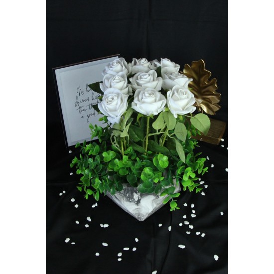 Çiçek Taş Saksı Beyaz Güller 9 Adet Yeşil Çiçeklerle Sarılı  Yapay Sevgiliye Hediye