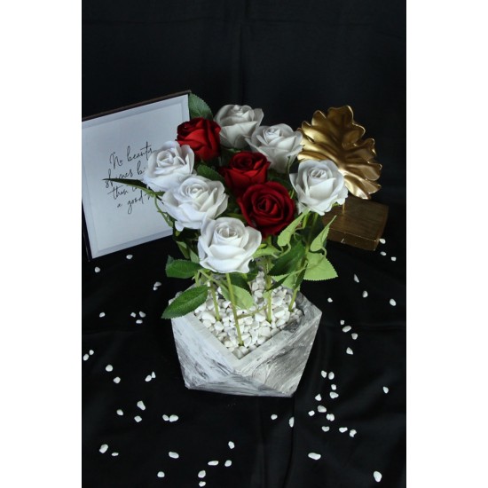 Çiçek Taş Saksı Kırmızı & Beyaz Güller 9 Adet Yapay Sevgiliye Hediye