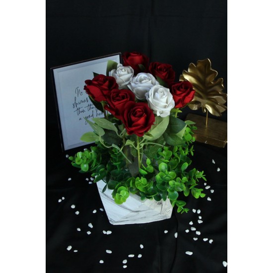 Kırmızı & Beyaz Güller 9 Adet Yapay Taş Saksı Yeşil Çiçeklerle Sarılı Sevgiliye Hediye