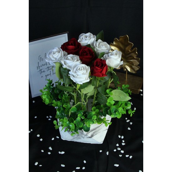 Kırmızı & Beyaz Güller 9 Adet Yapay Taş Saksı Yeşil Çiçeklerle Sarılı