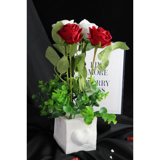 Çiçek Taş Beyaz Saksı Kalp Desenli  Beyaz & Kırmızı Güller 4 Adet Yeşilliklerle Sarılı Yapay