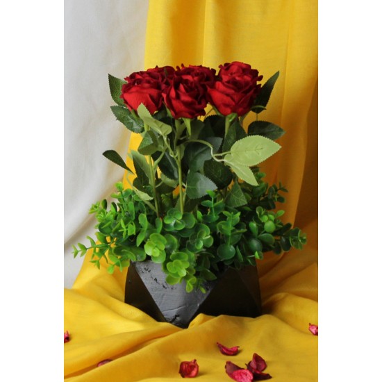 Çiçek Taş Siyah Saksı Kırmızı Güller 9 Adet Yeşilliklerle Sarılı
