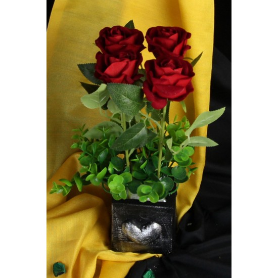 Çiçek Taş Saksı Kalp Desenli Gümüş Gölgeli Kırmızı Güller 4 Adet Yapay Yeşilliklerle Sarılı