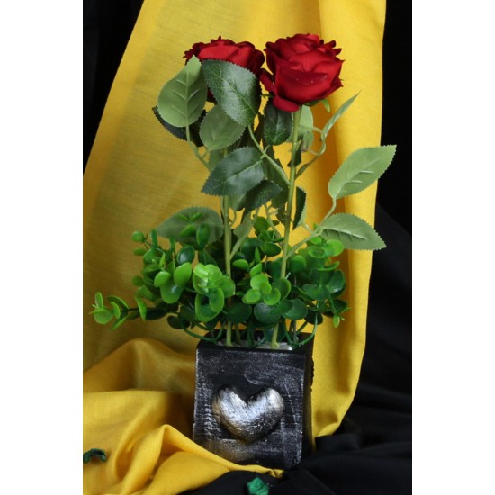 Çiçek Taş Saksı Kalp Desenli Gümüş Gölgeli Kırmızı Güller 4 Adet Yapay Yeşilliklerle Sarılı