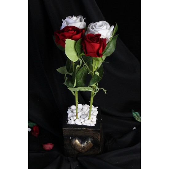 Çiçek Taş Saksı Kalp Desenli Gold Gölgeli Beyaz & Kırmızı Güller 4 Adet Yapay Sevgiliye Hediye