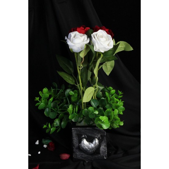 Çiçek Taş Saksı Kalp Desenli Gümüş Gölgeli Beyaz & Kırmızı Güller 4 Adet Yeşilliklerle Sarılı Yapay