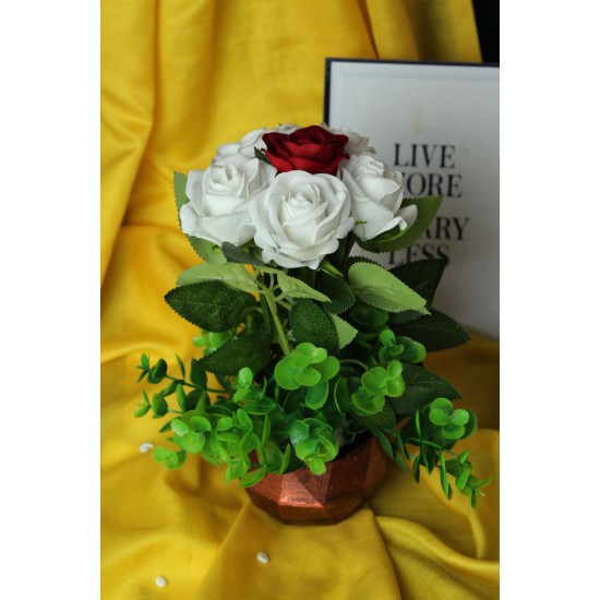 Çiçek Taş Rose Gölgeli Saksı Kırmızı Beyaz Güller 6 Adet Yeşilliklerle Sarılı