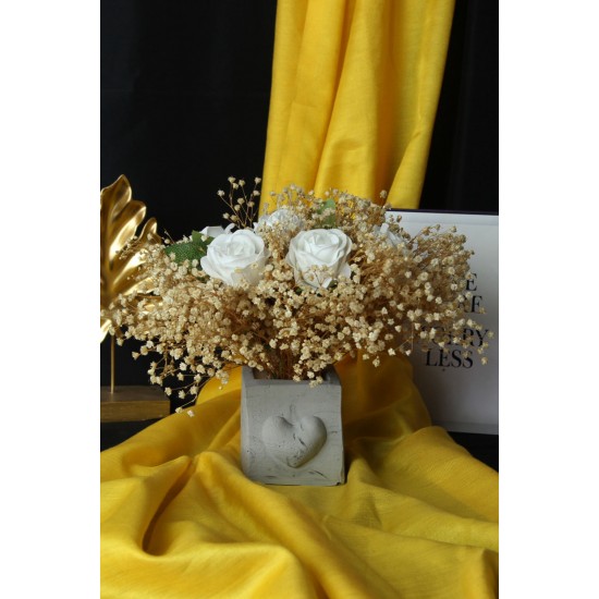 Çiçek Taş Kalpli Saksı Beyaz Güller 7 Adet Yapay Çipsolarla Sarılı