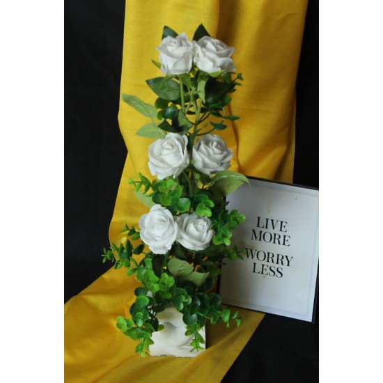 Çiçek Taş Saksı Kalpli Beyaz Güller 6 Adet Yapay Yeşilliklerle Sarılı